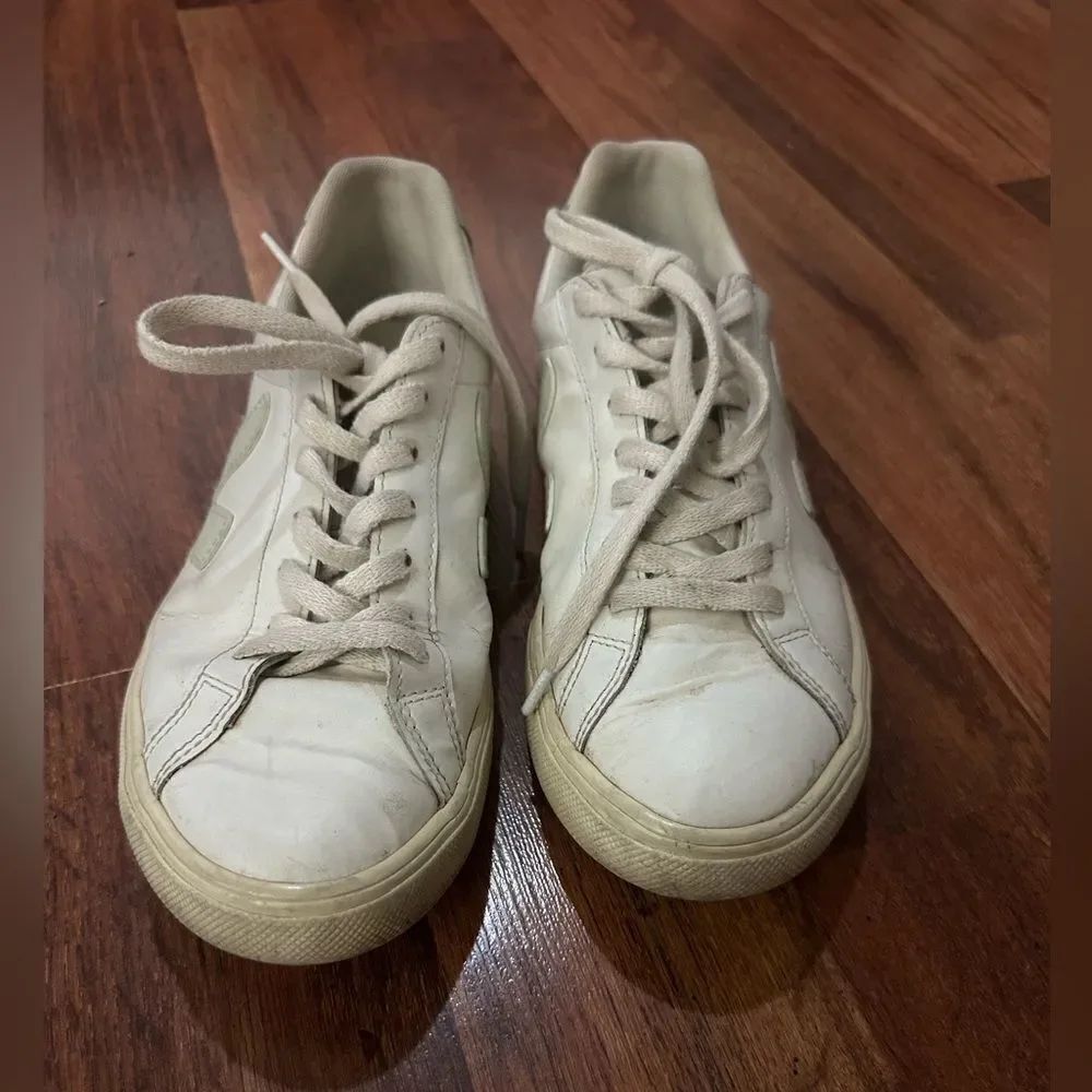 VEJA SHOES SIZE 8 - Picture 3 of 9